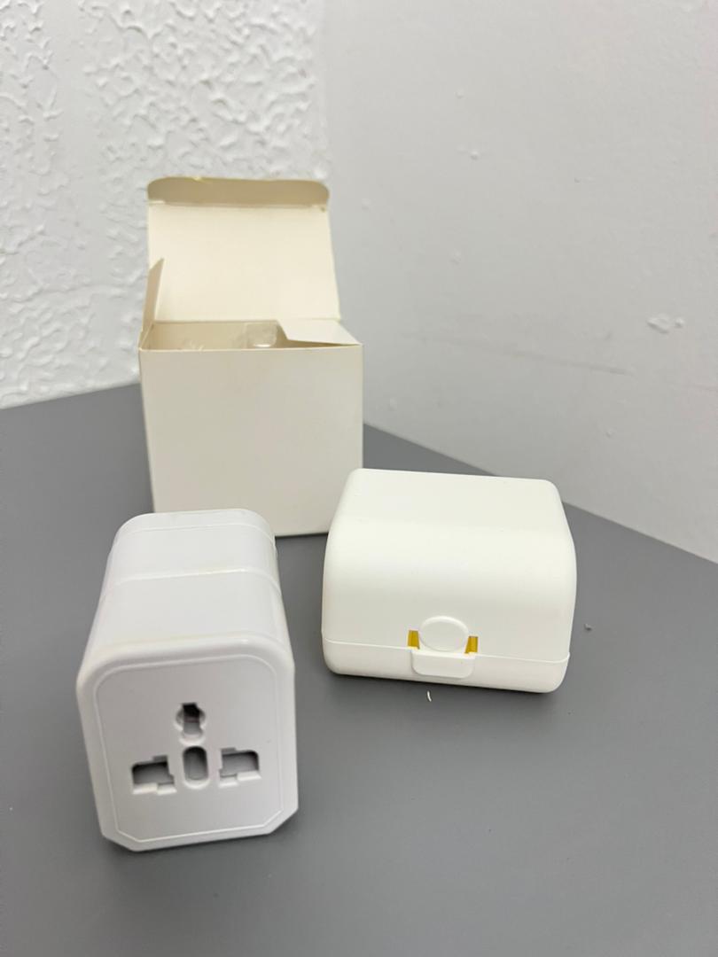 3-in-1 Universal Travel Adapter  3合1国际通用旅行转换插头