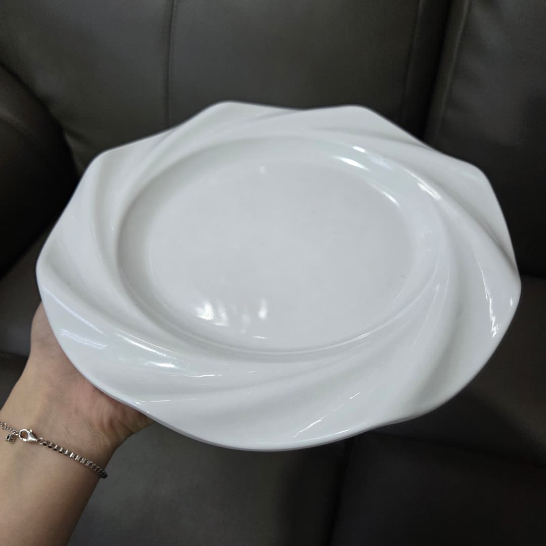 9-inch white spiral edge plate 9英寸白色螺旋边圆盘